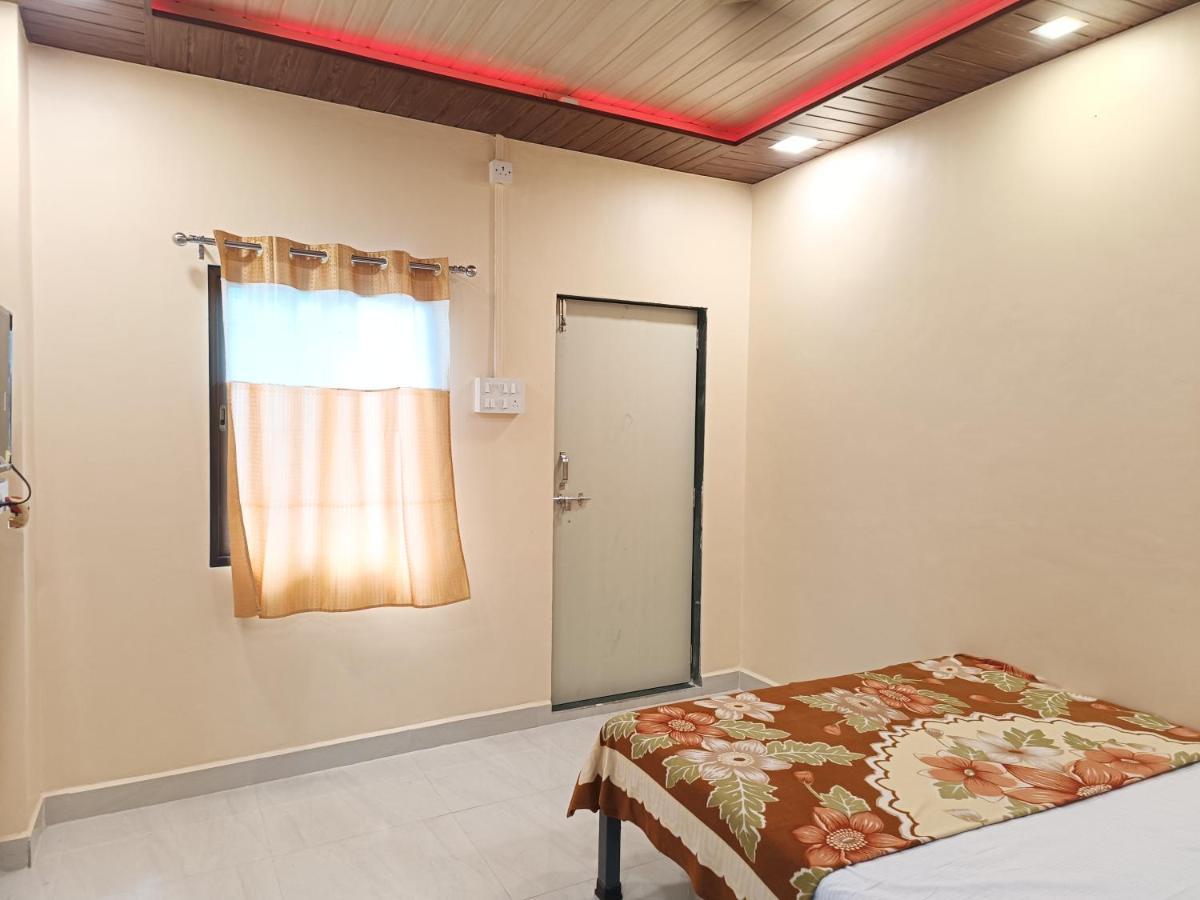 Shree Nivas Home Stay ศรีวาร์ธัน ภายนอก รูปภาพ
